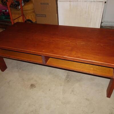 LOT 625. WOOD COFFEE TABLE