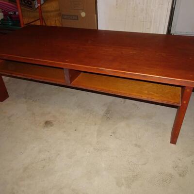 LOT 625. WOOD COFFEE TABLE