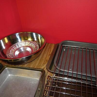 LOT 629.  BAKE WARE AND BOWLS