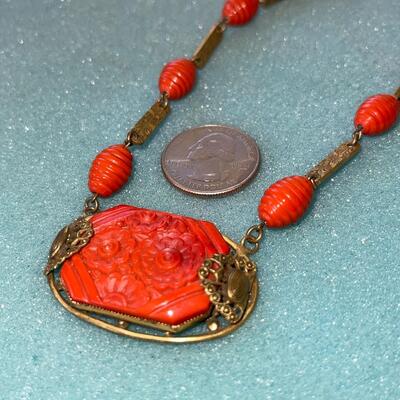 AA  VINTAGE CHINESE EXPORT JEWELRY CARVED CARNELIAN NECKLACE & BRASS BAR PIN