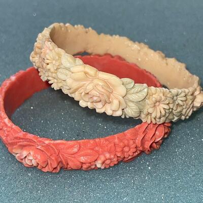 AA  ANTIQUE CARVED CELLULOID BANGLE BRACELETS & DRESS CLIP