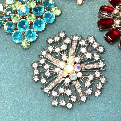 AA  GROUP OF VINTAGE COSTUME JEWELRY RHINESTONE BROOCHES