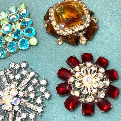 AA  GROUP OF VINTAGE COSTUME JEWELRY RHINESTONE BROOCHES