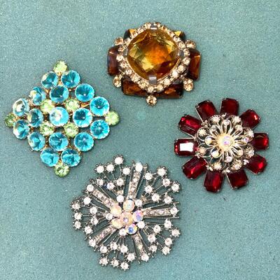 AA  GROUP OF VINTAGE COSTUME JEWELRY RHINESTONE BROOCHES