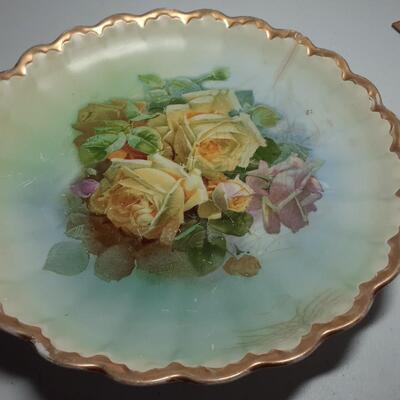 Vintage 11in decorative flower plate