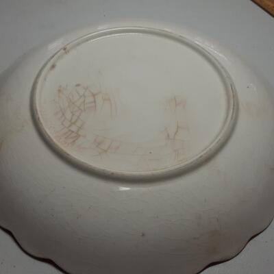 Vintage 11in decorative flower plate