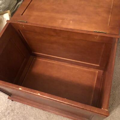 Small Wooden Hope Chest w Hinged Top  (MB-KM)