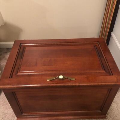 Small Wooden Hope Chest w Hinged Top  (MB-KM)