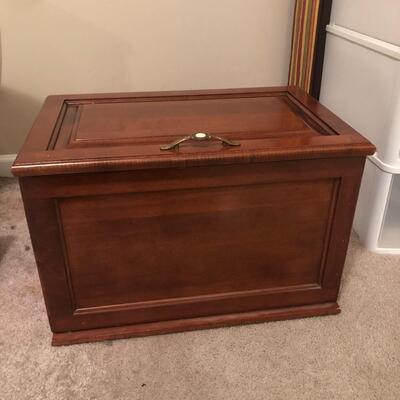 Small Wooden Hope Chest w Hinged Top  (MB-KM)
