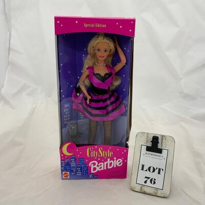 Spelen met Foto dorp 76- City Style Barbie (1996) | EstateSales.org