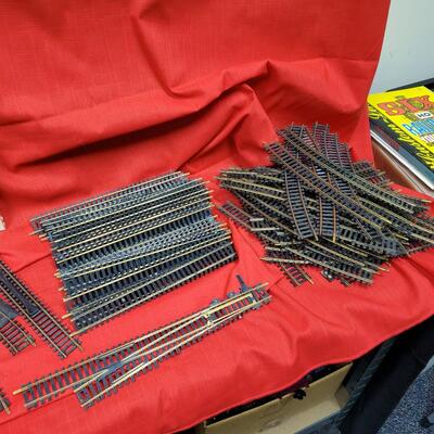 Sante Fe Locomotives  H O Gauge & Track