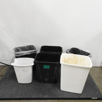 5 Plastic Trash Cans