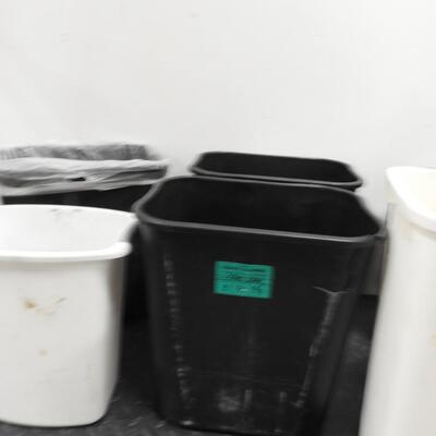 5 Plastic Trash Cans