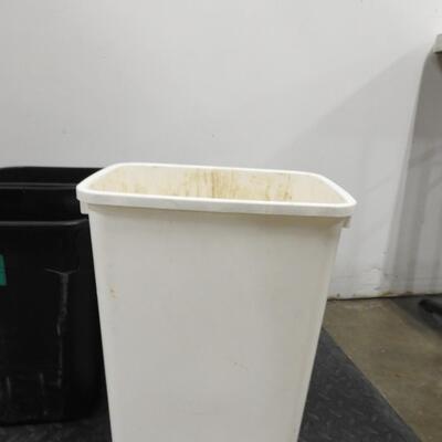 5 Plastic Trash Cans