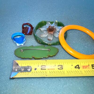 AA   FUN VINTAGE GROUP PLASTIC JEWELRY LUCITE BAKELITE HARD PLASTIC