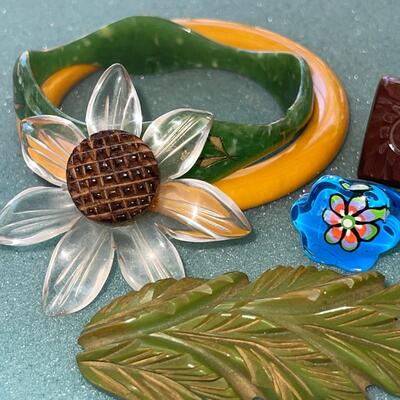 AA   FUN VINTAGE GROUP PLASTIC JEWELRY LUCITE BAKELITE HARD PLASTIC