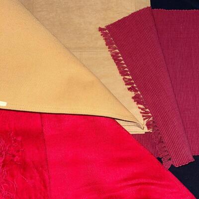 Placemats, Napkin Holders, Doilies, and Other Table Linens (H-SW)