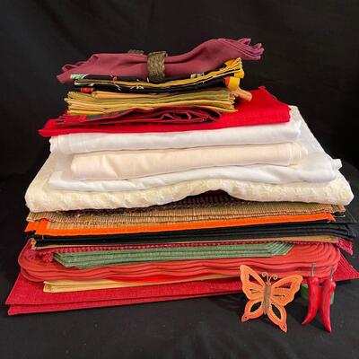 Placemats, Napkin Holders, Doilies, and Other Table Linens (H-SW)