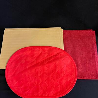 Placemats, Napkin Holders, Doilies, and Other Table Linens (H-SW)