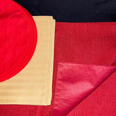 Placemats, Napkin Holders, Doilies, and Other Table Linens (H-SW)