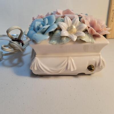 MCM Adorable night stand light porcelain flowers