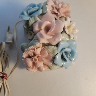 MCM Adorable night stand light porcelain flowers