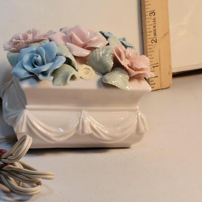 MCM Adorable night stand light porcelain flowers