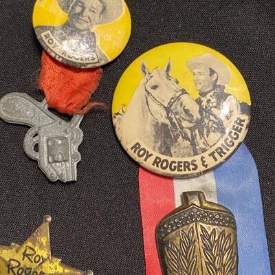 Large Lot of Roy Rogers Vintage Collectibles Ephemera Lunch Box Thermos Books Coins Badges Pins and Horseshoe