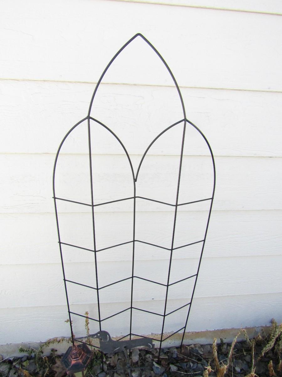 LOT 119, LAWN ORNAMENTS AND PLANT TRELLIS