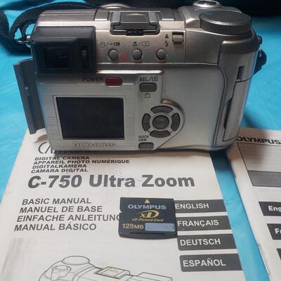 Olympus C750 camera with bag