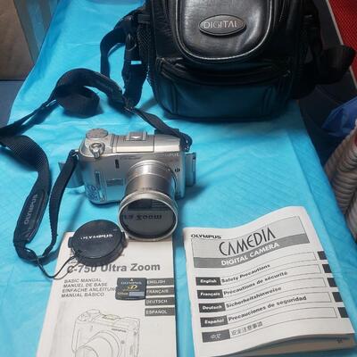 Olympus C750 camera with bag