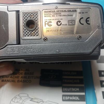 Olympus C750 camera with bag