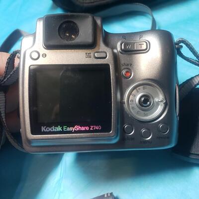 Kodak easyshare Z740 camera with bag