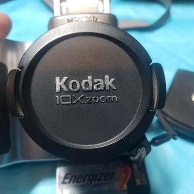 Kodak easyshare Z740 camera with bag