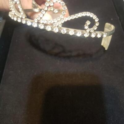 Tiara metal lots of stones