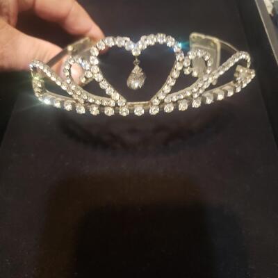Tiara metal lots of stones