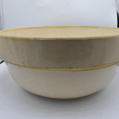 Med RoundClay pot w/o detailing