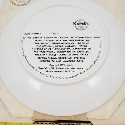 KNOWLES "FOLLOW THE YELLOW BRICK ROAD" WIZARD OF OZ COLLECTORS PLATE
