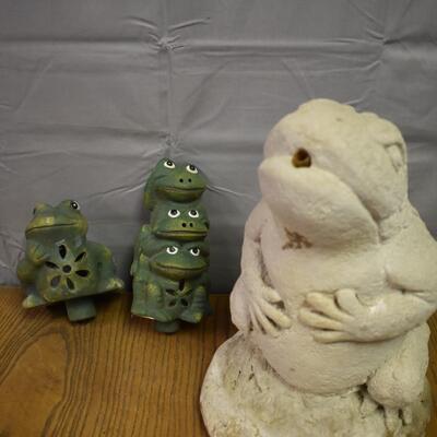 3 lawn frogs
