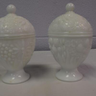 2 white dishes w/ lids