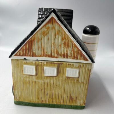 AMC New York Barn - Plays music