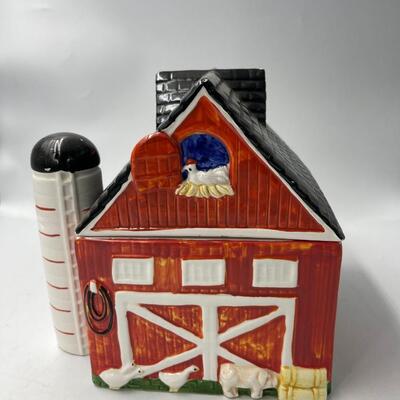 AMC New York Barn - Plays music