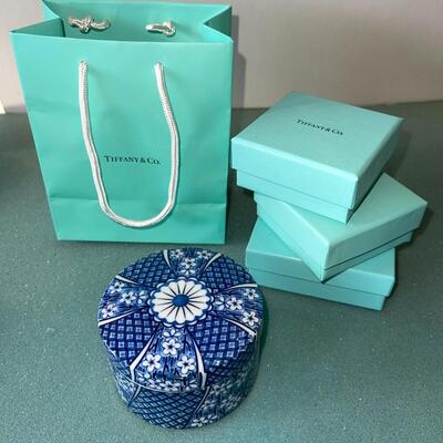 AA  TIFFANY & CO BOXES BAG & BLUE/WHITE PORCELAIN TRINKET BOX