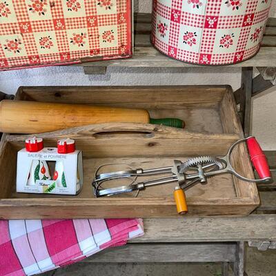 AA   VINTGE KITCHEN GROUP TIN LITHO WOOD UTENSIL TRAY & UNTENSILS