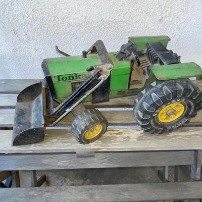 AA  VINTAGE TONKA TOY TRACTOR W/FRONT SCOOP