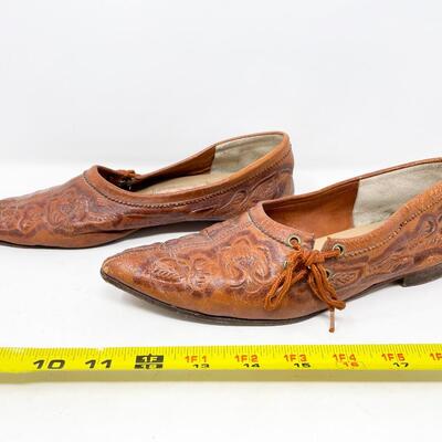 VINTAGE DEWITTâ€™S EMBOSSED LEATHER SHOES - WOMENS 8?