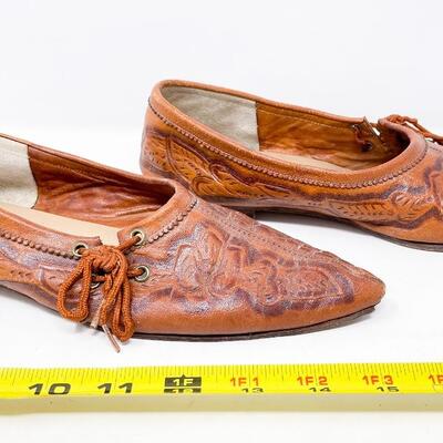 VINTAGE DEWITTâ€™S EMBOSSED LEATHER SHOES - WOMENS 8?