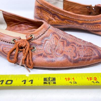 VINTAGE DEWITTâ€™S EMBOSSED LEATHER SHOES - WOMENS 8?
