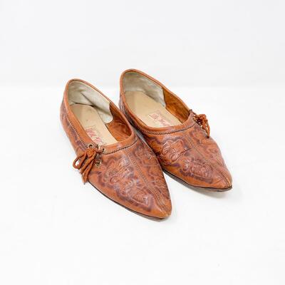 VINTAGE DEWITTâ€™S EMBOSSED LEATHER SHOES - WOMENS 8?