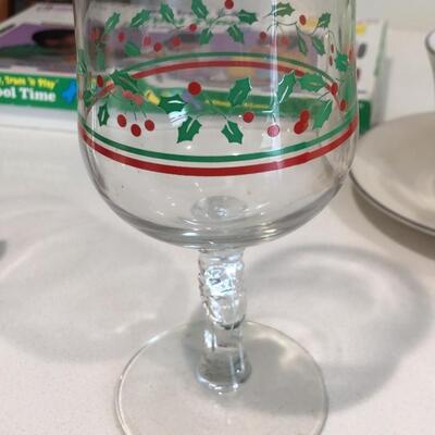 Lot of 5 Vintage Libbey Christmas Water Goblets Berries and Holly